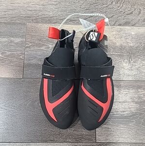 Aldon 23 Men's Black and Red Specialized Shoes